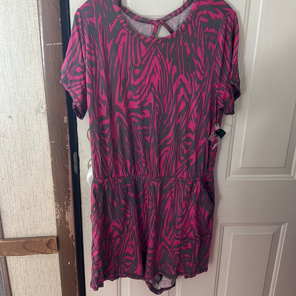 TORRID SUPER SOFT ZEBRA PRINT ROMPER: PINK/GRAY: NWT: SZ 1X (14/16)